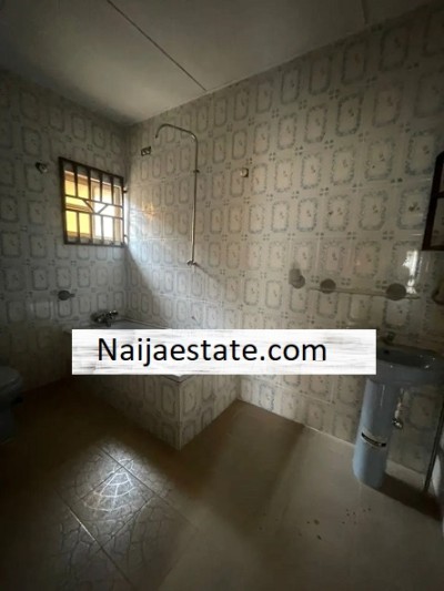 6bdrm Bungalow in Elewuro Estate, Akobo for sale
