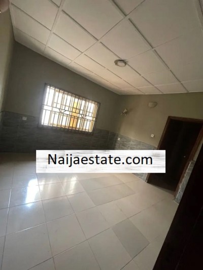 6bdrm Bungalow in Elewuro Estate, Akobo for sale